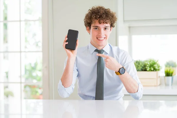 Young Business Man Visar Smartphone Skärmen Kontoret Mycket Glad Pekar — Stockfoto