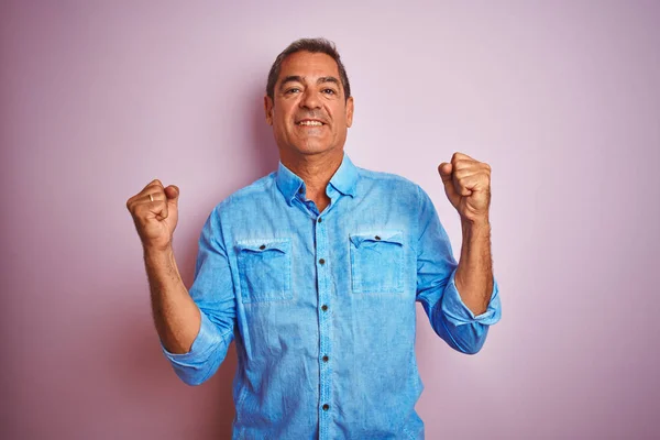 Pohledný Muž Středního Věku Modrou Džísim Košilí Stojící Nad Izolovaným — Stock fotografie