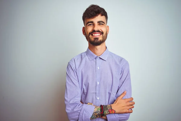 Молодий Чоловік Татуюванням Фіолетовій Сорочці Стоїть Над Ізольованим Білим Тлом — стокове фото