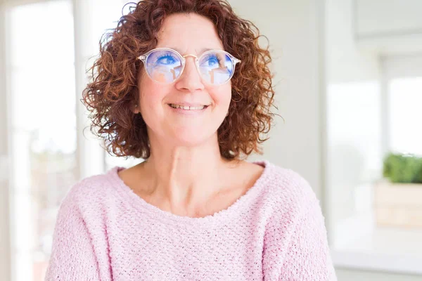 Bella Donna Anziana Indossa Maglione Rosa Occhiali Sorridente Guardando Lato — Foto Stock