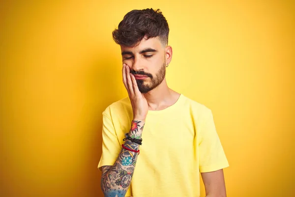 Joven Hombre Con Tatuaje Usando Camiseta Pie Sobre Fondo Amarillo — Foto de Stock