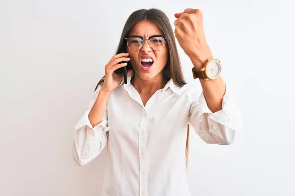 Zole Beyaz Arka Plan Üzerinde Akıllı Telefonda Konuşurken Gözlük Takan — Stok fotoğraf