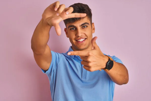 Ung Indisk Man Klädd Blå Polo Stående Över Isolerade Rosa — Stockfoto