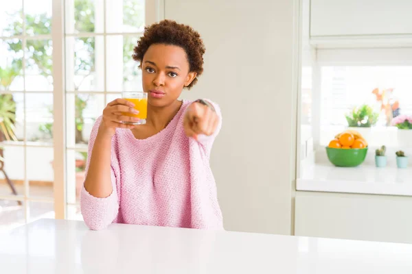 Young African American Woman Driking Orange Juice Home Pointing Finger — Stock Photo, Image