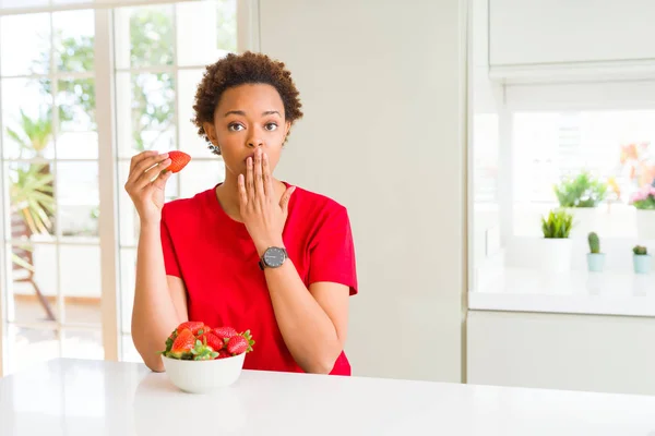 Mladá Africká Americká Žena Jíst Čerstvé Jahody Pro Snídani Kryt — Stock fotografie