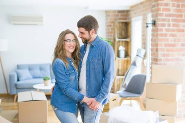 Karton kutular etrafında genç çift çok mutlu yeni bir eve hareket