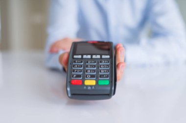 POS terminal holding adam eller yakın çekim 