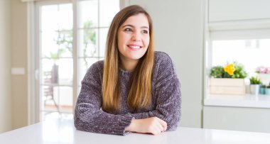 Ev uzak tarafına gülümseme ile yüzünde, doğal ifade arıyorum, güzel ve genç birbayan. Kendine güvenen gülüyor.