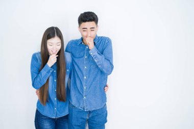 Beyaz izole arka plan üzerinde güzel genç asyalı çift kötü duygu ve soğuk veya bronşit için belirti olarak öksürük. Sağlık kavramı.