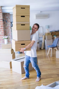 Adam yeni daireye taşınıyor.