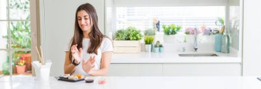 Doğumdan asya suşi yiyen güzel genç kadının geniş açılı resmi iğrenmiş ifade, hoşnutsuz ve korkulu tiksinti yüz yapıyor çünkü nefret tepki. Elleri havada. Sinir bozucu kavram.