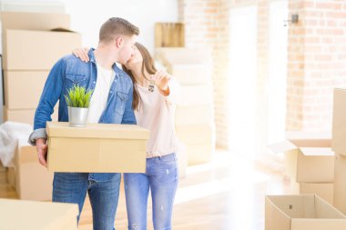 Güzel genç çift aşık ve yeni h tuşları gösteren sarılmak