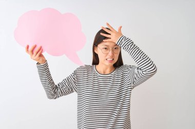 Izole beyaz arka plan üzerinde bulut konuşma balonu tutan genç Çinli kadın, utanç ve sürpriz yüz, kızgın ve sinirli ile şok el ile vurguladı. Korku ve hata için üzgün.