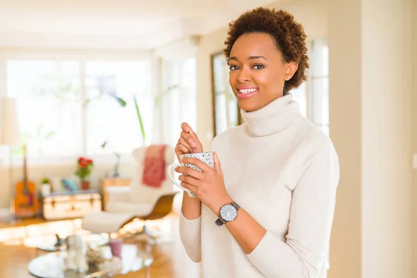 Mooie jonge african american vrouw met het drinken van afro haar een — Stockfoto