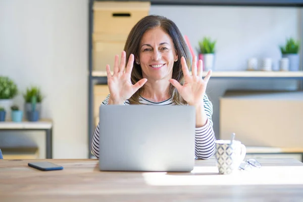 Medelålders Senior Kvinna Sitter Vid Bordet Hemma Arbetar Med Dator — Stockfoto