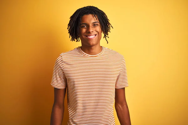 Homem Afro Com Dreadlocks Vestindo Shirt Listrada Sobre Fundo Amarelo — Fotografia de Stock