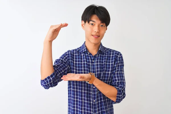 Joven Hombre Chino Con Camisa Azul Casual Pie Sobre Fondo — Foto de Stock