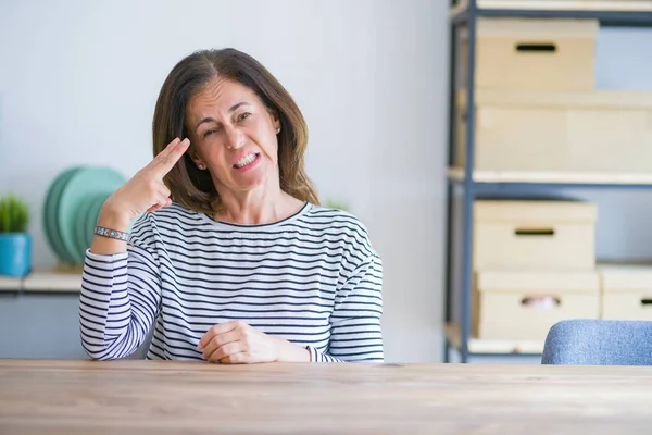 Mujer Mayor Mediana Edad Sentada Mesa Casa Disparándose Matándose Señalándose — Foto de Stock