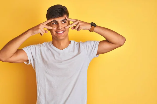 Mladý Indiánský Muž Bílém Tričku Nad Izolovaným Žlutým Pozadím Symbol — Stock fotografie