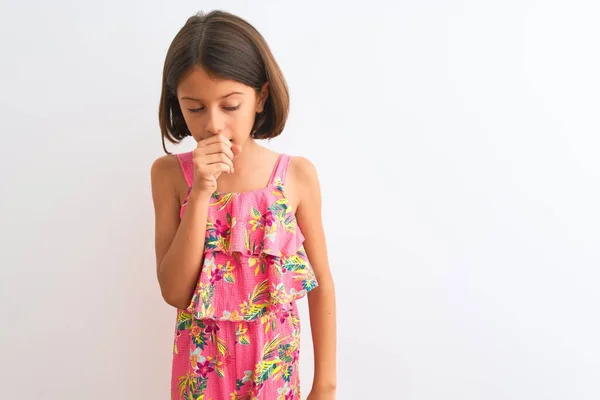 年轻的美丽的女孩穿着粉红色的花卉礼服站在孤立的白色背景感觉不舒服和咳嗽作为感冒或支气管炎的症状 医疗保健理念 — 图库照片