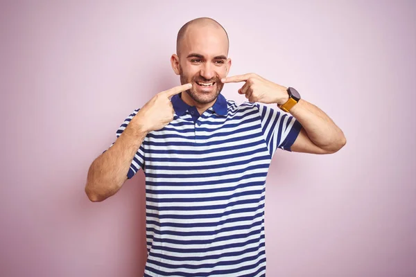 Jovem Careca Com Barba Vestindo Casual Listrado Azul Shirt Sobre — Fotografia de Stock