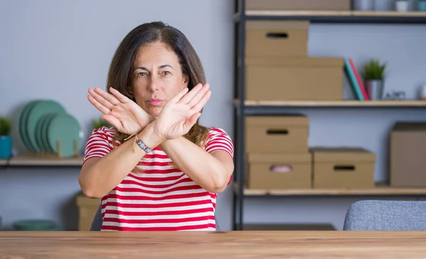 Middelbare Leeftijd Senior Vrouw Zittend Aan Tafel Thuis Afwijzing Expressie — Stockfoto