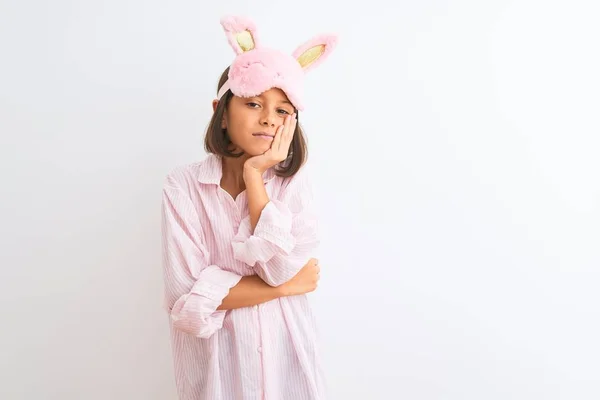 Menina Bonita Usando Máscara Sono Pijama Sobre Fundo Branco Isolado — Fotografia de Stock