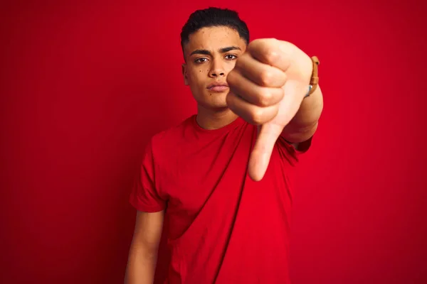 Jonge Braziliaanse Man Draagt Shirt Staande Geïsoleerde Rode Achtergrond Zoek — Stockfoto