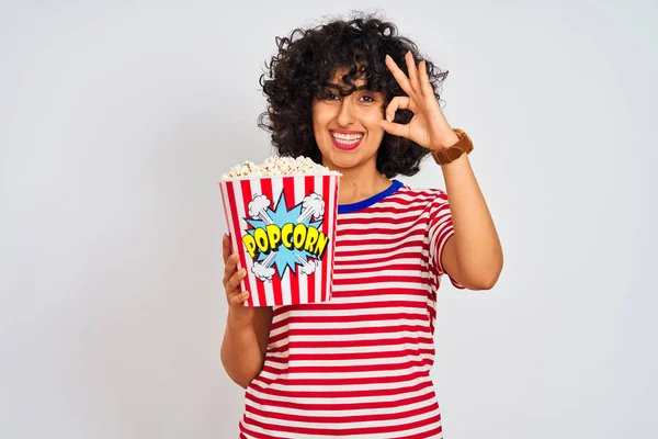Giovane Donna Araba Con Capelli Ricci Che Tengono Confezione Popcorn — Foto Stock