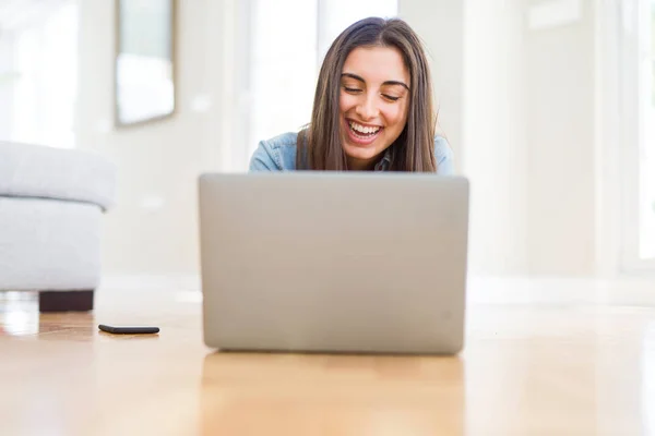 Mulher Bonita Deitado Chão Usando Laptop Com Rosto Feliz Sorrindo — Fotografia de Stock