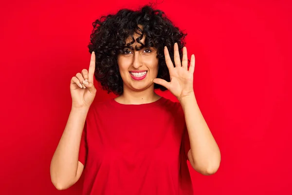 Mulher Árabe Jovem Com Cabelo Encaracolado Vestindo Shirt Casual Sobre — Fotografia de Stock