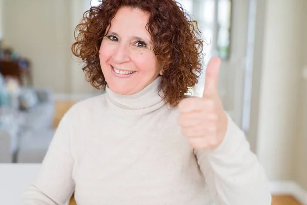 Schöne Seniorin Rollkragenpullover Macht Glückliche Daumen Nach Oben Geste Mit — Stockfoto