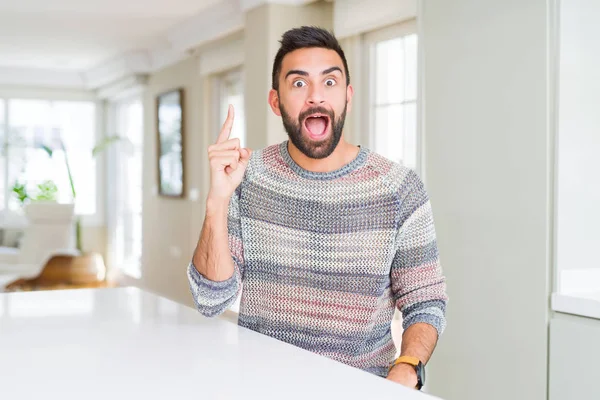 Hombre Hispano Guapo Usando Suéter Casual Casa Apuntando Con Dedo —  Fotos de Stock