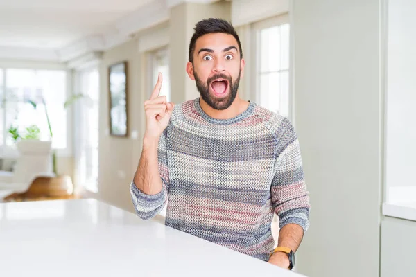 Bonito Hispânico Vestindo Camisola Casual Casa Apontando Dedo Para Cima — Fotografia de Stock