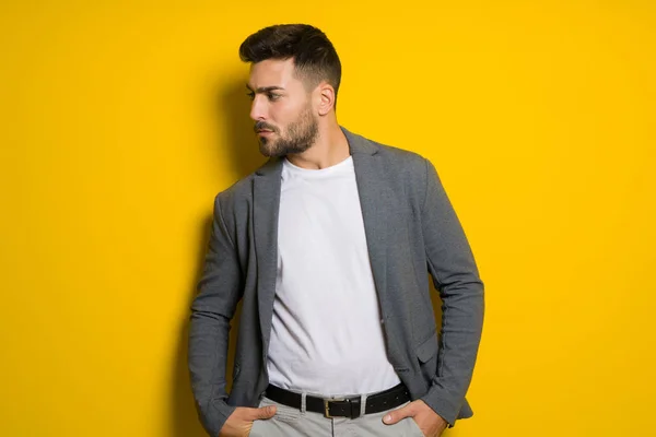 Junger Schöner Mann Posiert Und Modelliert Über Gelbem Isolierten Hintergrund — Stockfoto