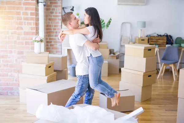 Schönes Junges Paar Umarmt Sich Neuen Zuhause Kartons — Stockfoto