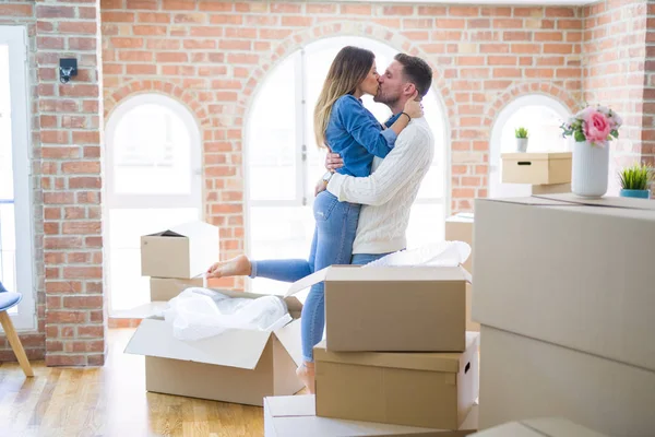 Young Beautiful Couple Hugging Kissing New Home Cardboard Boxes — Stock Photo, Image