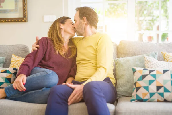 Medelålders Romantiskt Par Sitter Soffan Och Kysser Hemma — Stockfoto