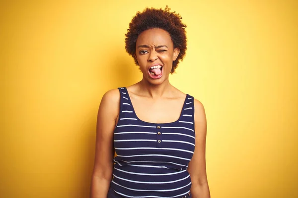 Beauitul African American Vrouw Het Dragen Van Zomer Shirt Geïsoleerde — Stockfoto