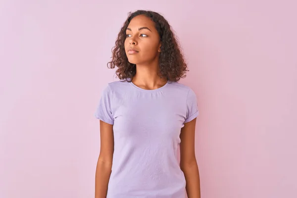 Mujer Brasileña Joven Con Camiseta Pie Sobre Fondo Rosa Aislado —  Fotos de Stock