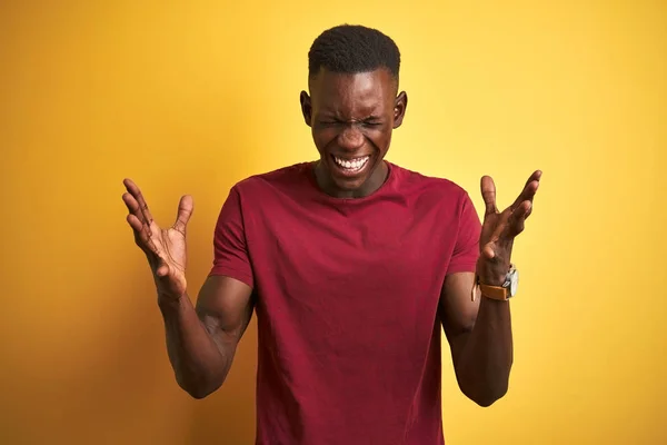 Fiatal Afro Amerikai Férfi Viselt Piros Póló Állva Elszigetelt Sárga — Stock Fotó