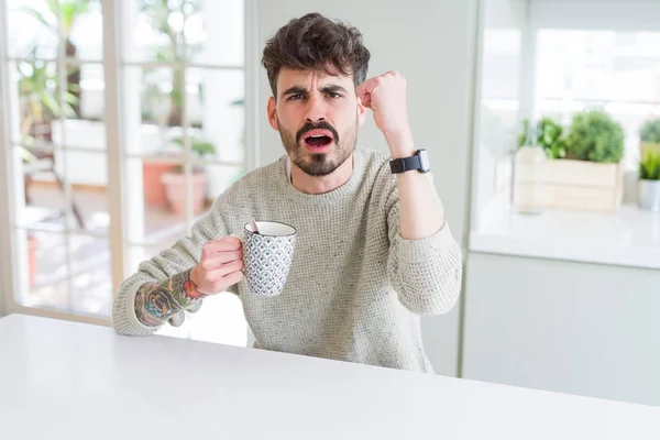 Joven Bebiendo Una Taza Café Por Mañana Molesto Frustrado Gritando — Foto de Stock