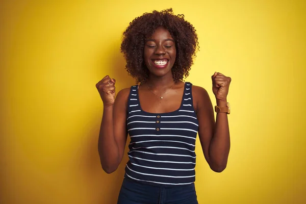 Mladá Africká Afro Žena Která Nosí Pruhovanou Košili Přes Izolované — Stock fotografie