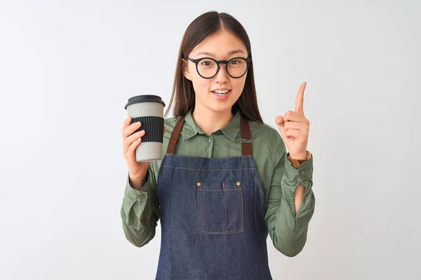 Chinese Barista Vrouw Dragen Schort Glazen Drinken Van Koffie Geïsoleerde — Stockfoto
