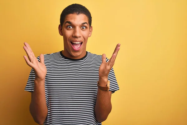 Joven Hombre Árabe Guapo Con Camiseta Rayas Marina Sobre Fondo —  Fotos de Stock