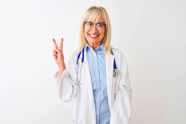 Średnim Wieku Lekarz Kobieta Noszenie Okulary Stetoskop Białym Tle Uśmiechnięty — Zdjęcie stockowe