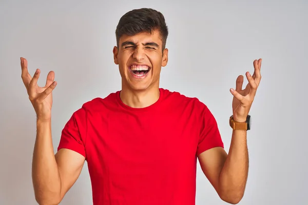 Junger Indischer Mann Rotem Shirt Der Vor Isoliertem Weißen Hintergrund — Stockfoto