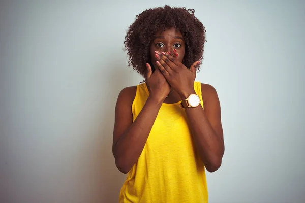 Unga Afrikanska Afro Kvinna Klädd Gul Shirt Över Isolerad Vit — Stockfoto