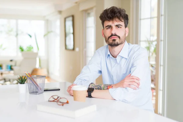 Junger Geschäftsmann Der Skeptisch Und Nervös Arbeitet Ablehnender Gesichtsausdruck Mit — Stockfoto