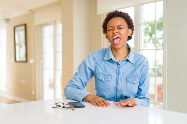 Jovem Bela Mulher Afro Americana Colando Língua Feliz Com Expressão — Fotografia de Stock